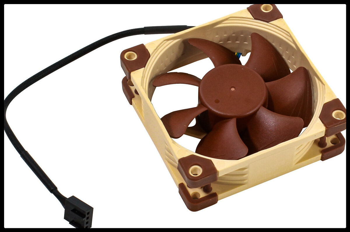 Этот бренд не нуждается в представлении. Данная модель является лучшей среди вентиляторов в 80 мм