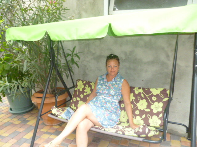 Есть качели.