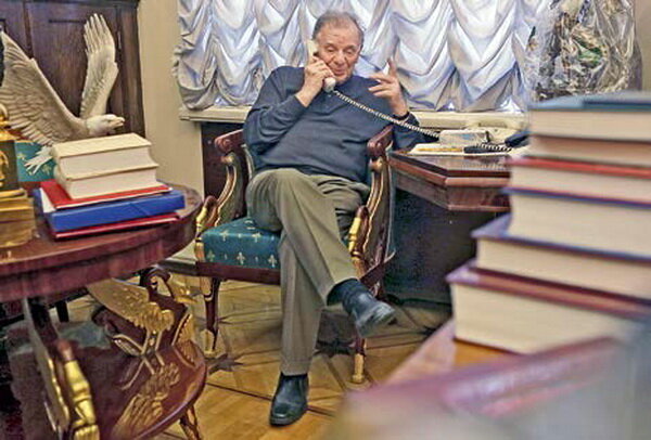 Вице-президент РАН Жорес Алфёров в своём кабинете в Санкт-Петербургском научном центре, 2013 год