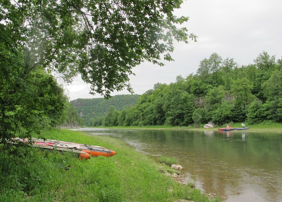 Катамараны - удобные, грузоподъемные, но байдарки быстрее, маневрененнее, позволяют скользить по водной глади (авторское фото)