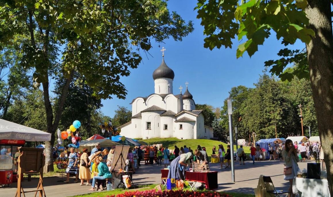 Ярмарка на территории Детского парка  у подножия  Василия на Горке  (храма Василия Великого)