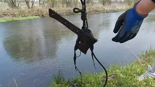 Поиск с магнитом у военной переправы. Удалось найти топор немецкого солдата