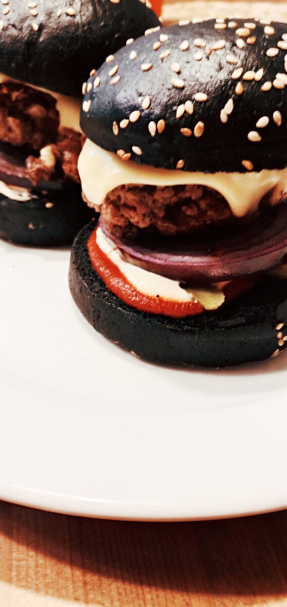 Домашние бургеры с покупными булочками.