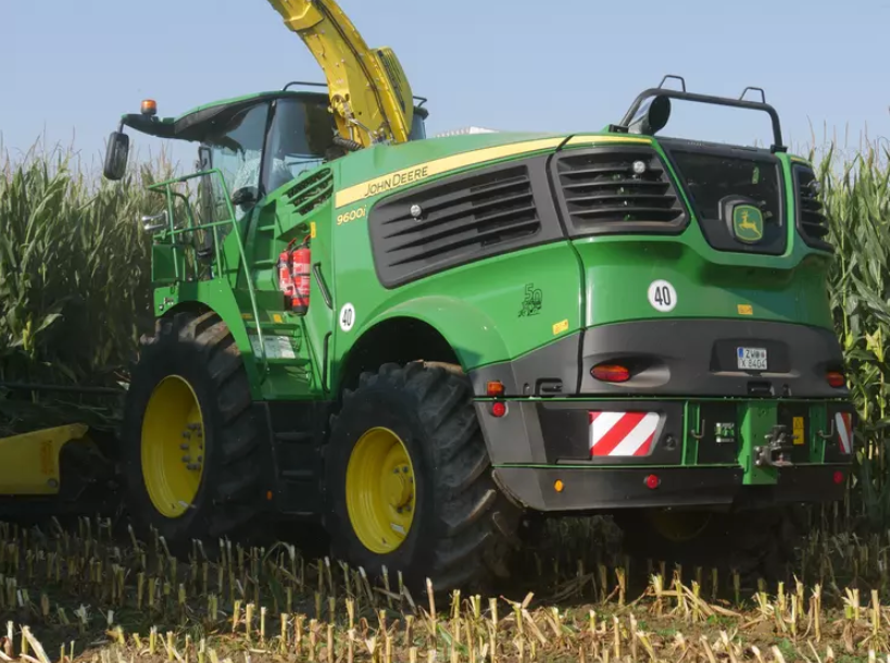 Кормоуборочный комбайн John Deere 9600 в работе. Фото: Портал reussir.fr