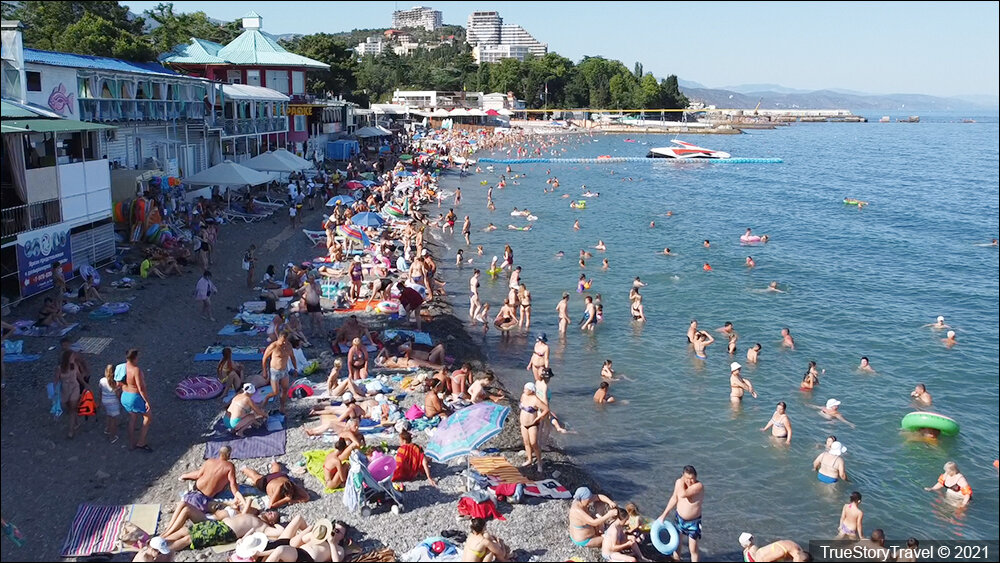 Фото и видео: на пляже в Пярну появились первые загорающие