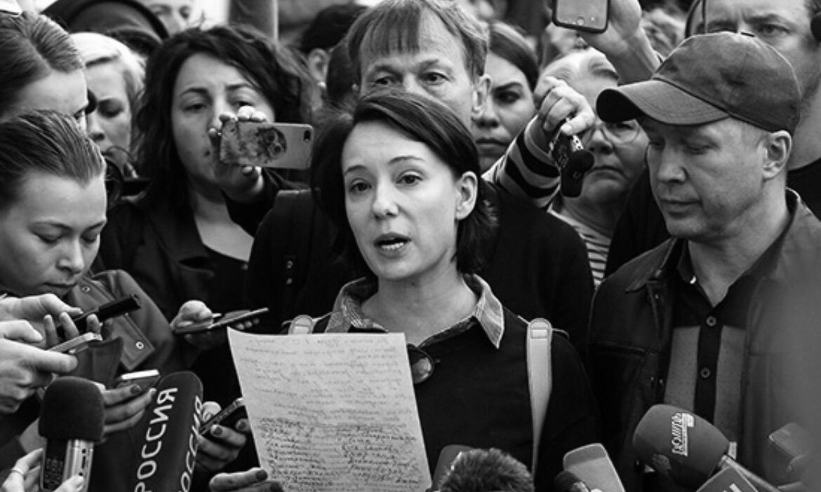 Чулпан Хаматова и Евгений Миронов зачитывают открытое письмо в поддержку Кирилла Серебренникова