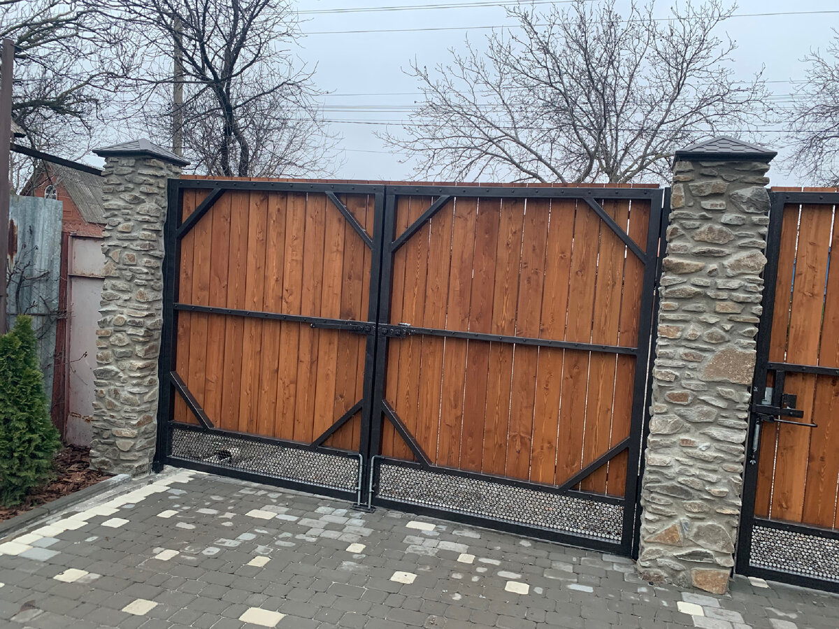 Откатные ворота с профтрубы 80:80. Установить ворота стоит. Забор из профнастила с воротами. Откатные ворота 5500. 00.