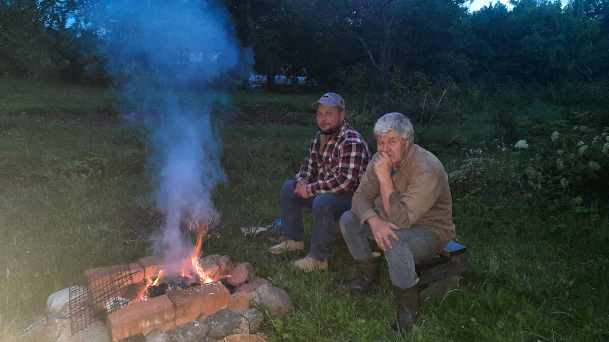 хорошо поработал, можно сделать и передышку. Муж и папа у костра
