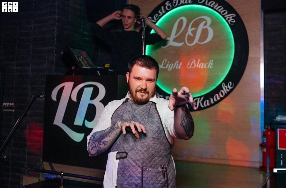 а это я работаю официантом