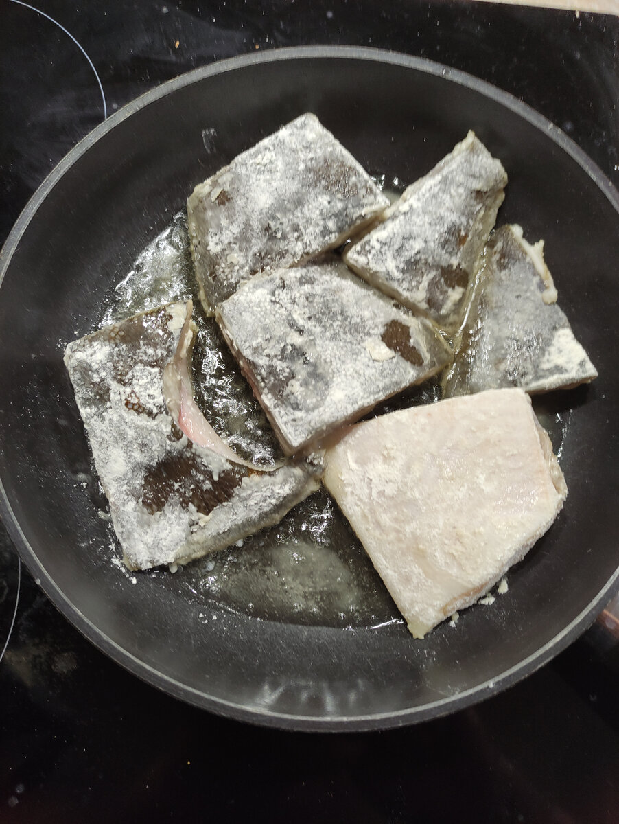 Обжариваем рыбу с одной стороны.