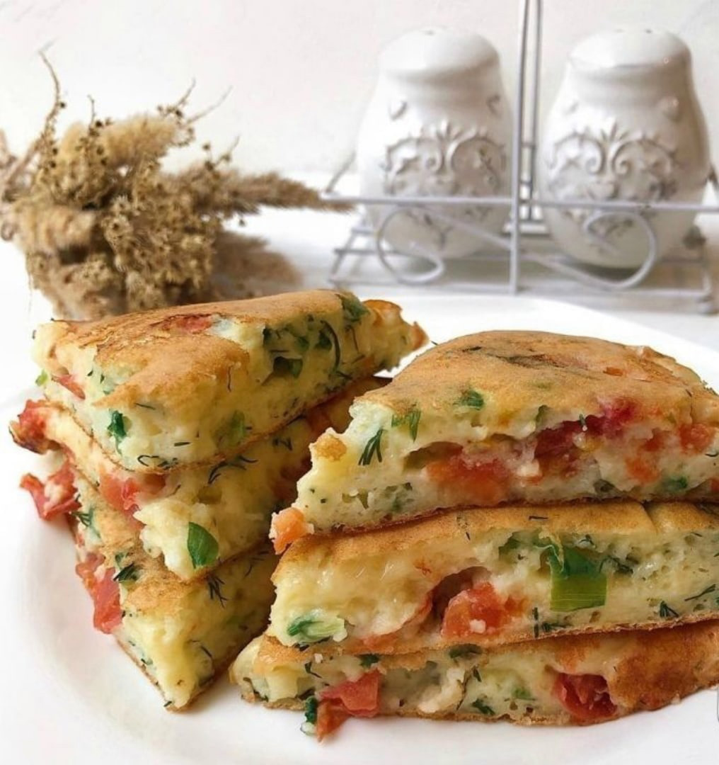 Для теста:
творог из брикета 80 гр
1 яйцо
натур. йогурт 4 ст.ложки
мука (любая, у меня рисовая) - 3 ст.л
сода 1/3 ч.л.
укроп, зеленый лук ⠀
соль

Начинка:
сыр ⠀
Черри

Приготовление:
Соединяем все ингредиенты для теста, перемешиваем. 1/2 теста выкладываем на разогретую сковороду, сверху выкладываем тонко нарезанный сыр и помидоры, накрываем крышкой и пропекаем 4-5 минут на слабом огне. Выливаем вторую часть теста, разравниваем, накрываем крышкой и оставляем на 30 сек, тесто схватится и будет легче перевернуть. Переворачиваем лепешку. Накрываем крышкой и пропекаем ещё 2 минуты.