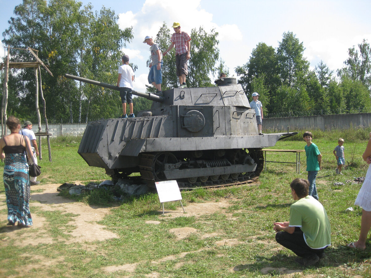 Довольно фэнтезийный макет условного бронетрактора на открытой площадке музея в Кубинке. Фото автора.