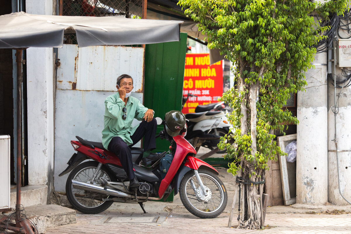 Вьетнамец отдыхает во время сиесты на своём же байке