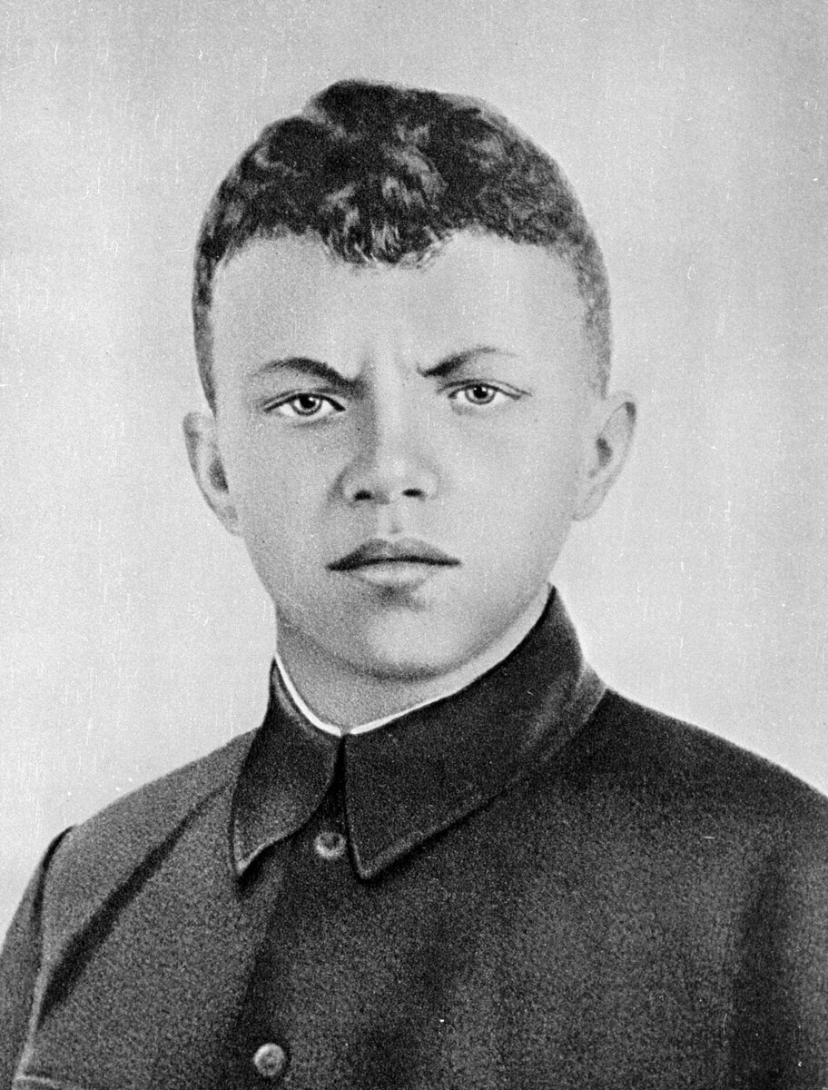19 летний Александр Матросов