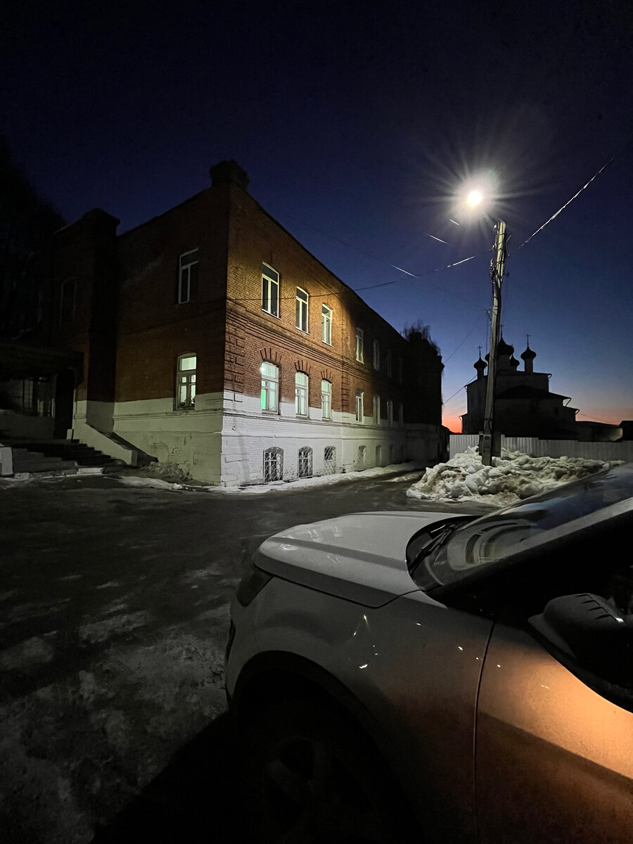 Как я писал в первой части наших путевых заметок, в Гороховец мы приехали по-темному. Навигатор честно вывел нас к Дому Ершова. Да вот незадача: купец Ершов в 16-м веке умудрился построить не одни каменные палаты. Так что это не тот дом Ершова, который нам нужен. В итоге разобрались и поставили просто адрес - ул. Ленина, кстати.