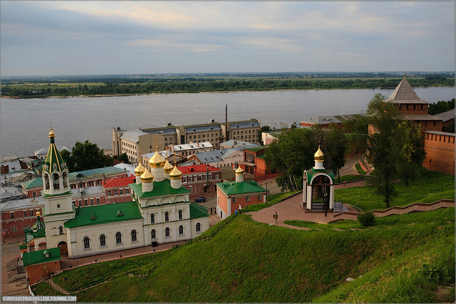 Современная звонница с вечевым колоколом на склоне кремлёвского холма, выше бывшей Скобы (ныне там "Площадь единства начальства и банкиров с народом"). Кто ж позволит кому попало в него звонить… Но попы отметились лишней позолотой