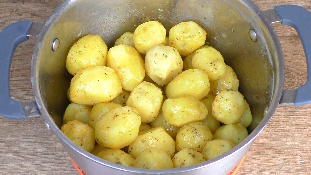 Вкуснее этой запечённой картошки в духовке, я не знаю: обалденный рецепт (не успела приготовить - всё смели)