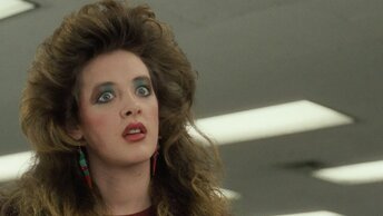 Безумный гигантские подплечники и прическа взрыв на макаронной фабрике: стиль 80х в фильме Деловая девушка, цвет теней.