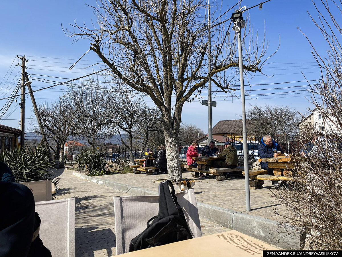 можно сидеть внутри заведения, а можно на свежем воздухе