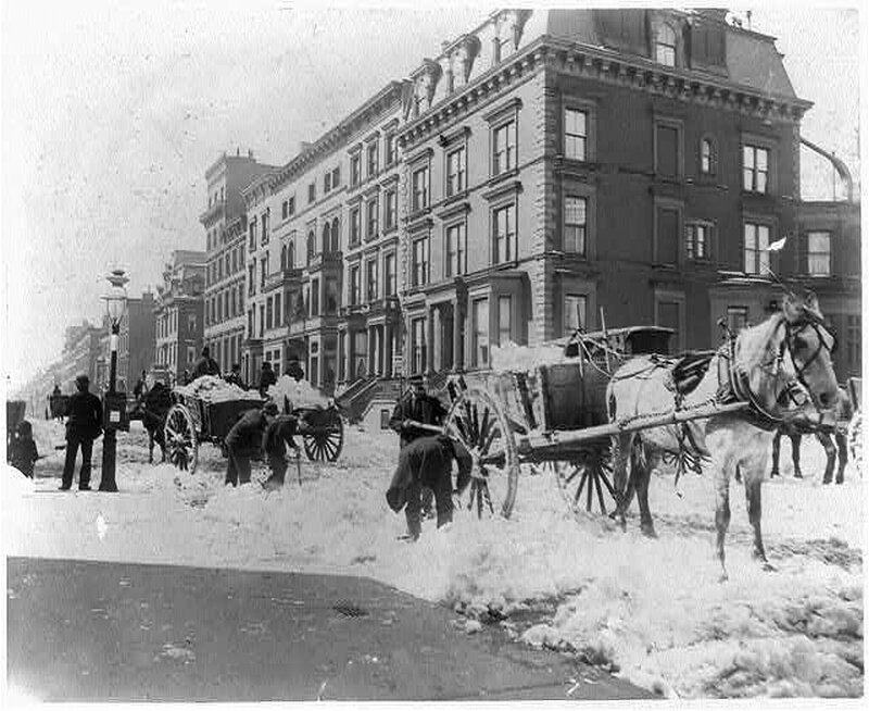 Нью-Йорк, 1900 год, уборка снега. Фотография от пользователя LastDavinci на flickr.com, источник Pinterest.
 