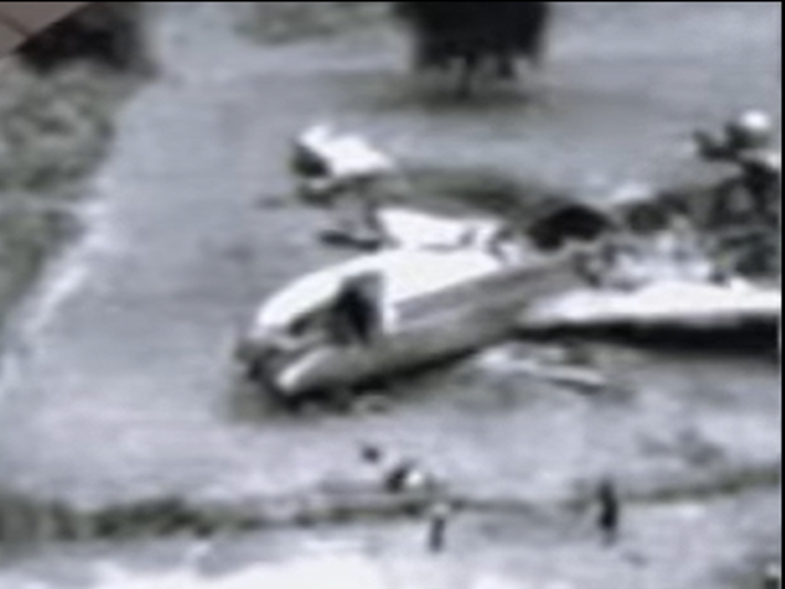 Фото из газет: разрушенный DC-8 возле взлетной полосы в Шереметьево