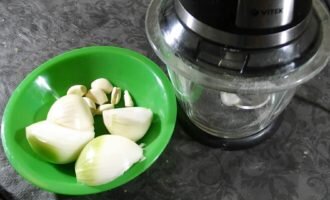 чеснок и лук смешать в блендере