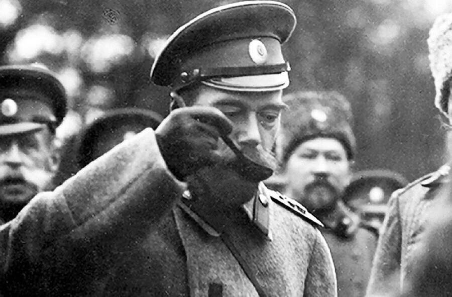 Николай II делает пробу "Полевой кухни", фото периода ПМВ
