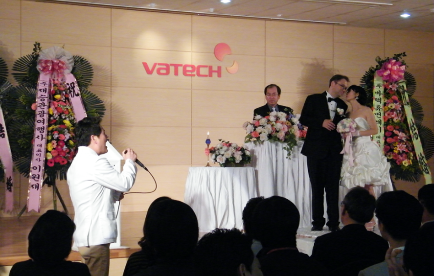 Сотрудники компании VATECH, организовавшие свадьбу в стенах офиса