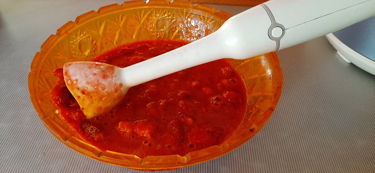 Измечение клубники с сахаром. 