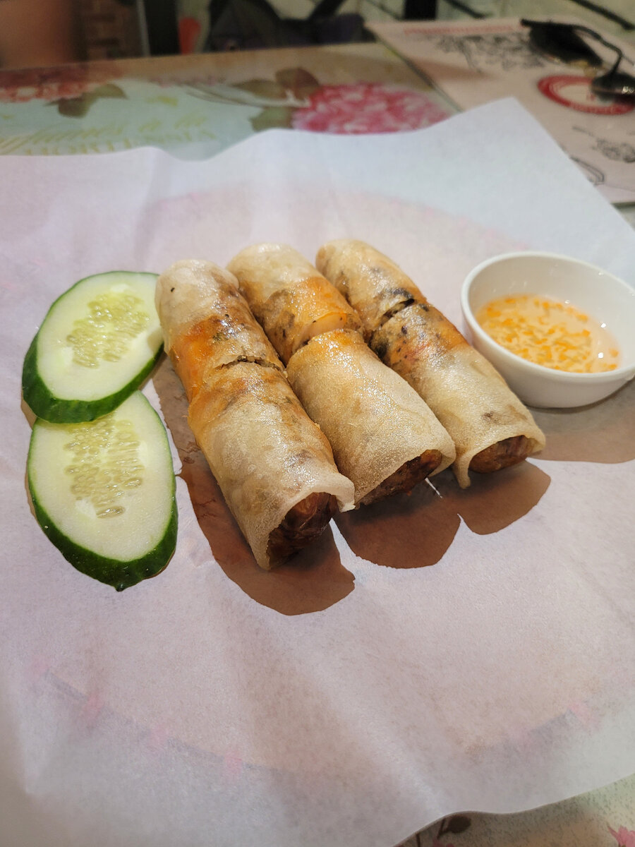  Спринг роллы с креветкой. Соус кисло сладкий, делают сами.