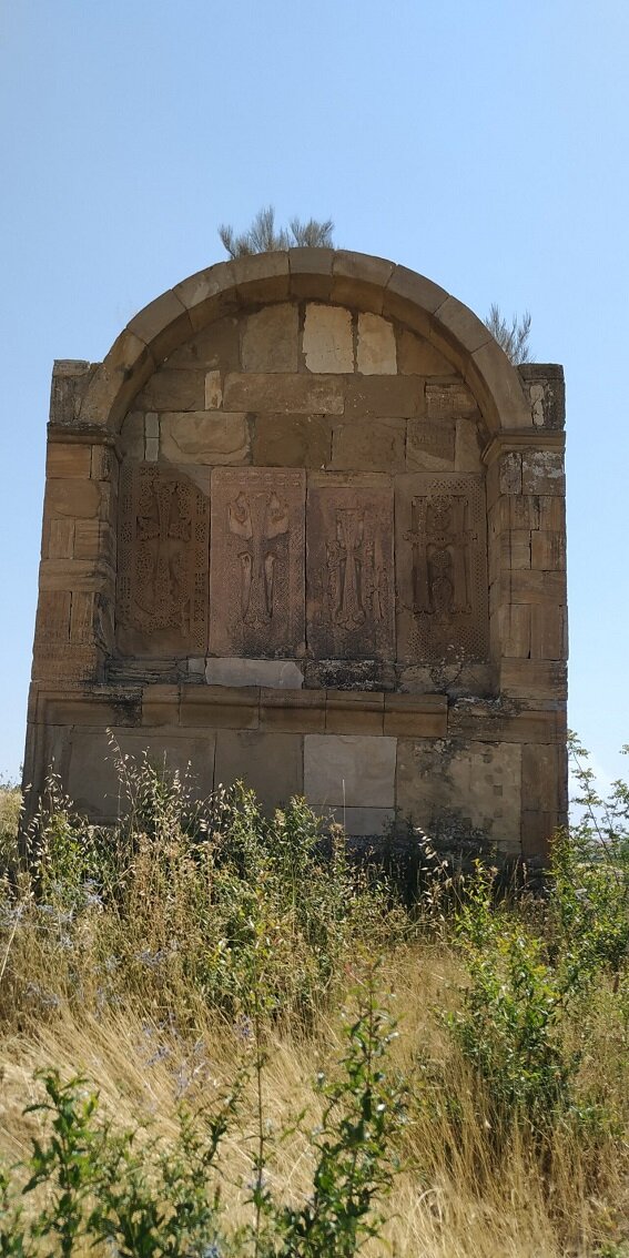 При очистке территории древнего монастырского комплекса Бри Ехци в Нагорном Карабахе (Арцахе) были обнаружены старинные Хачкар и надгробие.