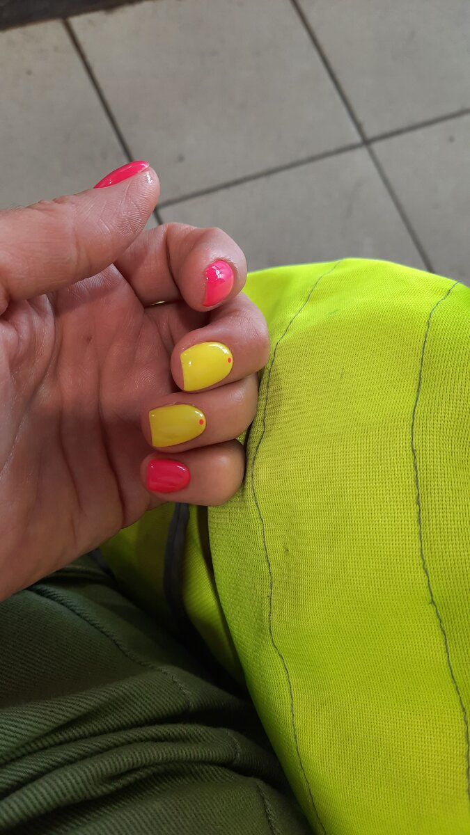 Выдали мне жилет перед входом в цех под цвет маникюра 🤣