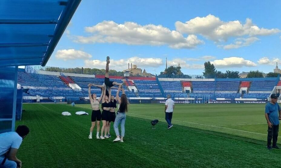    В Воронеже во всю готовятся к возвращению в РПЛ. Кто-то ловит инсайды церемонии открытия, а кто то смотреть на нее уже не может. Фото: Дмитрий Темников