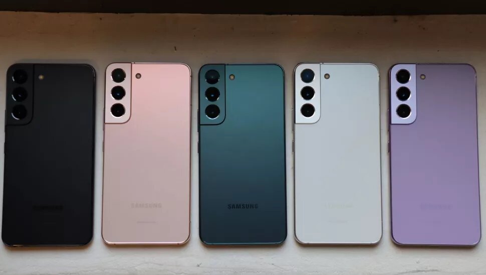 Новый Samsung Galaxy S22 Bora Purple — крайний справа.(Изображение предоставлено: Лэнс Уланофф) 
