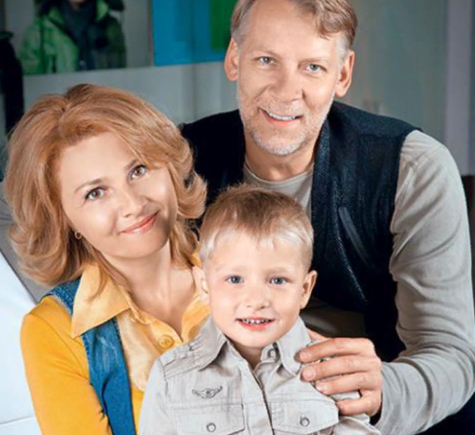 Виктор Раков с приёмным сыном и супругой