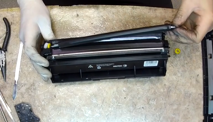 Фото 14. Очищаем картридж при помощи сервисного пылесоса