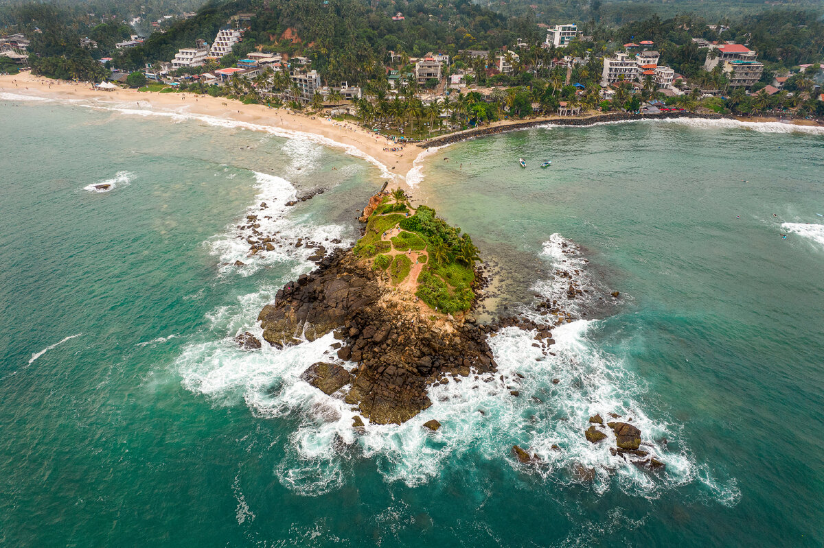 Мирисса, скала Попугай