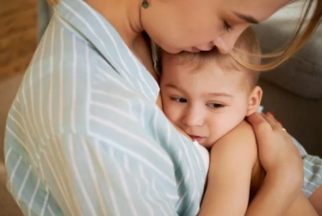 - Саша, почему ты не можешь сказать мне? Сколько можно ждать, надо решить все – сказала девушка. 
Алекс слушал девушку по телефону и понимал, как он устал от всего. Настя заставляла его принять решение, но ему это надоело.

- Настя, подожди еще немного, мне нужно кое с чем разобраться. Ты поняла, девочка моя? – спросил мужчина.

- Да, я тебя люблю, Саша – сказала девушка.

Парень положил трубку и ничего не сказал ей в ответ. Алекс тоже раньше любил девушку, но не так сильно, как она.

Он не мог бросить ее потому, что постоянно думал о том, как им было хорошо раньше. Но он сразу вспоминал, то, что теперь их беззаботные ночи привели к тому, что Настя беременна.

Он не знал, что им делать, и девушка ждала его ответа. Он не знал, что на это ему скажут его родители. Сыну было 20 лет, а его девушке 18, хотя ее родители были бы рады.

Вечером родители парня сказали ему о том, что на 4 месяца улетают в Испанию. Парень сразу забыл про девушку, и решил, что она должна сама решить, делать ли ей аборт.

Через два дня он улетел в Испанию, и ничего не сказал об этом девушке. А через 5 месяцев они вернулись обратно, и парень решил позвонить Насте.

- Прости, что я так надолго улетел. У родителей были дела, прости, что не предупредил. Что ты молчишь? – спросил парень.

-Я думала, ты бросил меня. Ты ничего не сказал, и никто не знал, где ты. Мы можем встретиться? Мне надо кое-что сказать тебе – сказала девушка.

Алекс подумал, что девушка сделала аборт, и согласился на встречу. Он понимал, что скорее всего она бы не оставила ребенка одна, и поэтому даже был рад увидеть ее, потому что этот ребенок не будет мешать ему.

Вечером в парке парень увидел девушку с коляской, и понял, что она родила. Девушка очень похудела, стала выглядеть еще хуже.

- Я так рада видеть тебя, я так переживала за тебя. У нас сын Марк. Он родился недоношенным, я просто так волновалась из-за тебя. Мне сказали, что он будет инвалидом, мне нужна твоя поддержка, ты же теперь не уедешь, да? – спросила девушка.

- Я скоро улетаю в Италию, ты сама родила, а мне инвалид не нужен. Прощай – сказал парень и ушел.

Саша дошел до поликлиники, ему было еще 50 лет, но он чувствовал себя старше. Он попал под бревна на стройке, и поэтому получил травму, которая теперь мешает ему.

Мужчина сидел и смотрел на пациентов, которые были хорошо одеты. Когда-то и он был таким, но это давно прошло. После смерти родителей Саша быстро потратил деньги, а бизнес забрали за долги.

Несколько лет он уже ходит с работы на работу, потому что университет он так и не окончил. 10 лет он работает на стройке и живет на копейки, а после травмы получит пенсию по инвалидности.

Саша вошел в кабинет врача и смотрел на его бейдж.

- Марк Артурович. Красивое имя – подумал мужчина.

- Вы ко мне по какому поводу? Рассказывайте, что случилось, что вас беспокоит – спросил врач.

Саша хотел начать рассказывать, но увидел фото на столе врача. На нем была молодая девушка, которая смотрела с любовью на мужчину.

- Простите, а скажите, кто это на фото? – спросил мужчина.

- Это моя мама. Она очень красивая, люблю это фото. Мне нравится, как отец смотрит на нее, он так ее любит – сказал Марк.

Эта девушка была Настей, которая так любила его и которая родила ему сына.

- Я люблю это фото, потому что отец усыновил меня в этот день – сказал врач.

- А это не родной отец? Я думал, что это ваш отец, самый настоящий – спросил Саша.

- Да, но я так люблю его. Он спас мою маму, ей было так плохо. Когда я родился, то мне сказали, что я буду инвалидом.

Мой отец доказал, что мне поставили неверный диагноз. Он сейчас профессором работает, его очень любят и ценят на работе. Я не видел людей, которые бы так любили друг друга, как это делают мои родители.

Настоящего отца я так и не видел. Но мне все равно, потому что мой отец самый лучший, и о таком можно только мечтать – сказал мужчина.

Саша слушал сына и понимал, как ему становится стыдно и больно перед ним. Ему казалось, что его сын все знает, и от этого становилось еще хуже.

- Я так рад, что тоже выбрал медицину, как и мой отец. Сначала я хотел сделать это только ради него, но потом понял, как я люблю эту профессию. И я так и не переставал благодарить маму за то, что она выбрала себе такого мужчину – сказал Марк.

Саша посмотрел на Марка и понял, что смотрит на самого себя. Ему хотелось уйти, потому что было очень стыдно от всего этого. Он сразу вспомнил тот день, когда видел Настю последний раз, и как она плакала, когда он ушел.

Все это он помнил, но на тот момент ему было плевать на нее и сына, и только сейчас он понял, как сильно он ошибся тогда.

- Простите, что я отвлекся, просто у меня такие воспоминания хорошие, хочется всем про это рассказать. По какой причине вы пришли? Я буду рад помочь вам – сказал Марк.

Саша не стал ничего говорить, а просто пошел в сторону выхода.

- Я ошибся, у меня нет жалоб. Мне не надо консультации, я пойду. Спасибо вам за все – сказал мужчина и ушел. Марк смотрел ему в след и ничего не понимал, потому что такое произошло с ним впервые.

Обычно к нему на прием приходят очень много людей со своими проблемами, а этому мужчине не нужно было ничего, и это показалось ему очень странным.

Саша вышел из кабинета и пошел как можно скорее из больницы. Он был очень потным, и практически ничего не видел перед собой, потому что чуть не потерял сознание. Он пошел по тротуару и даже не знал, куда он идет.

Саша вспомнил свои молодые годы, когда он был еще парнем, который думал, что перед ним открыты все двери. У него была самые лучшие игрушки, самая красивая одежда. Он встречался с самой красивой девушкой Настей, ездил в Италию.

В Италии он встречается с другими девушками, даже не вспоминая про Настю и своего сына, который остался без отца. Затем была авария, в которой погибли его родители, и вместе с ними ушли и все деньги.

После этого он много работал, чтобы как-то выжить. У него не было семьи и детей, и он понимал, что это сделало бы его счастливым.

- Ты куда идешь? – спросила женщина, которую он чуть не сбил.

Саша ничего не видел вокруг, потому что его глаза затмевали слезы. Перед его глазами стоял сын Марк, с которым он так плохо поступил много лет назад, и который благодаря другому мужчине вырос таким хорошим человеком.