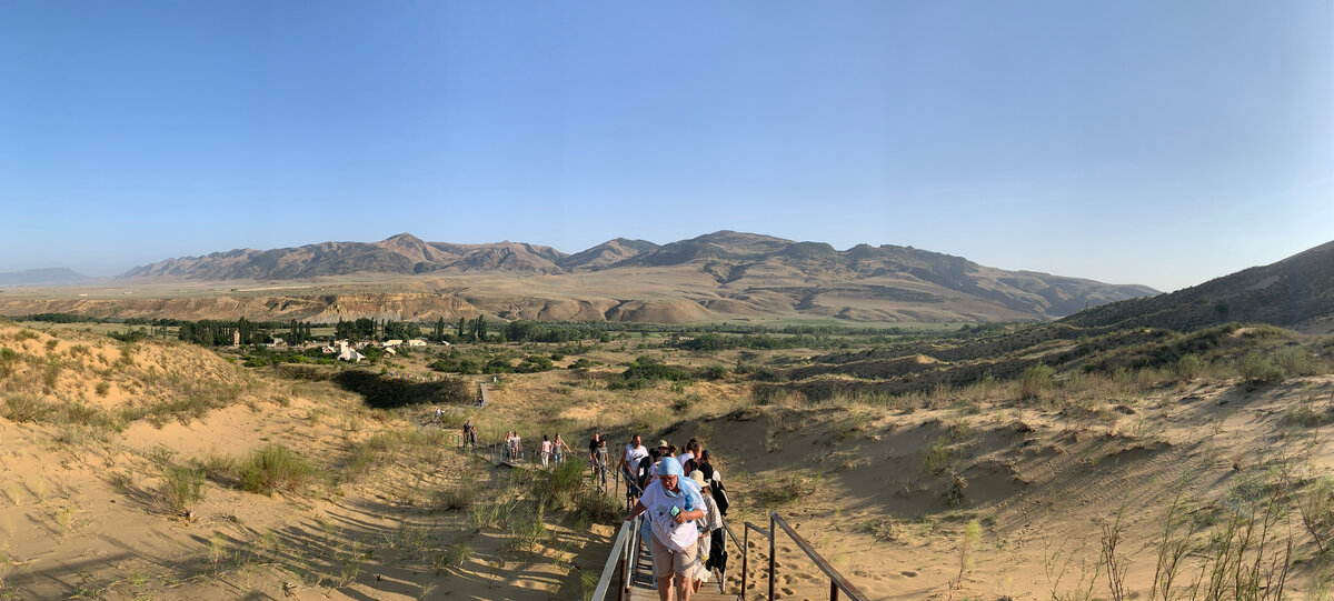 Вереница туристов - покорители Бархана
