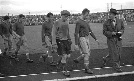 Проигравшие советские футболисты  покидают поле. 22 июля 1952 г.
