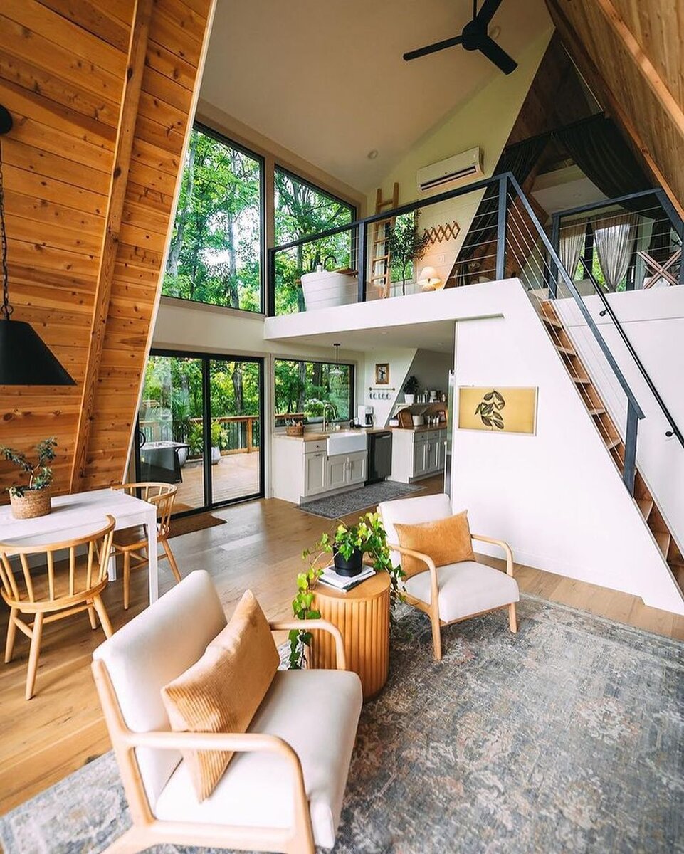 Так этот домик выглядит внутри. На втором этаже — открытая ванна, отдельная ванная комната и спальня