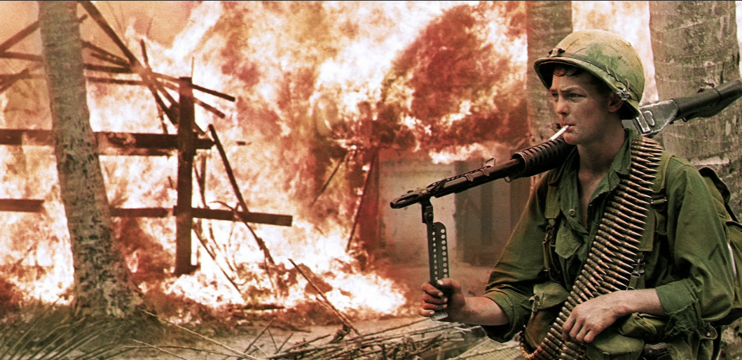 Американские военные во Вьетнаме. Перекур у сожженной деревни. 