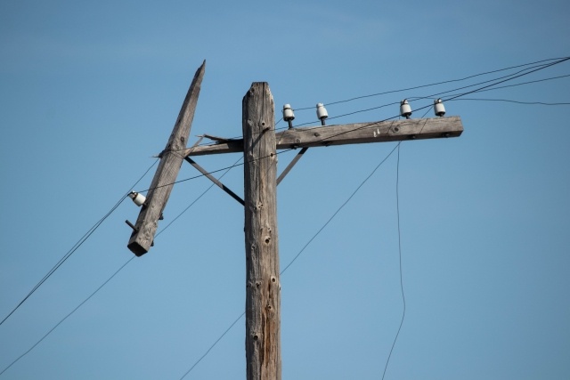    Оборванные провода на электрическом столбе Анна Рыжкова (с) ИА REGNUM