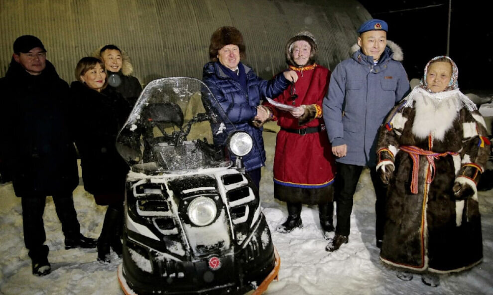    Василий Паршаков вручил снегоход и благодарность главы ЯНАО многодетной семье