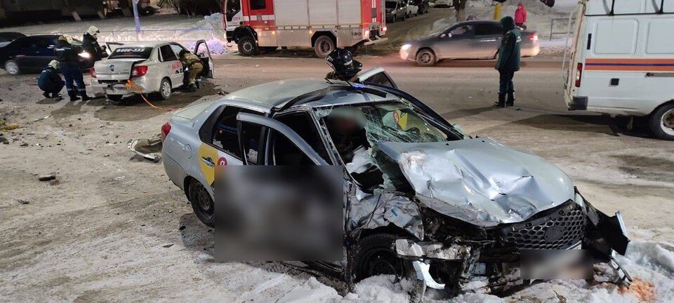     Столкнулись два автомобиля такси  УМВД России по Оренбургской области