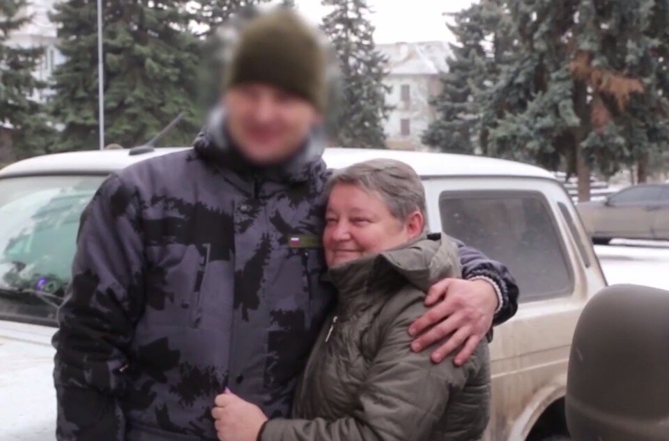     Татьяна Ростовцева с сыном. Фото: принтскрин видео, Telegram-канал «Военкор 65»
