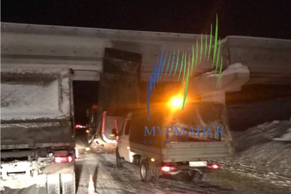     Грузовик врезался в железнодорожный мост. Фото: vk.com/murmanskgroup