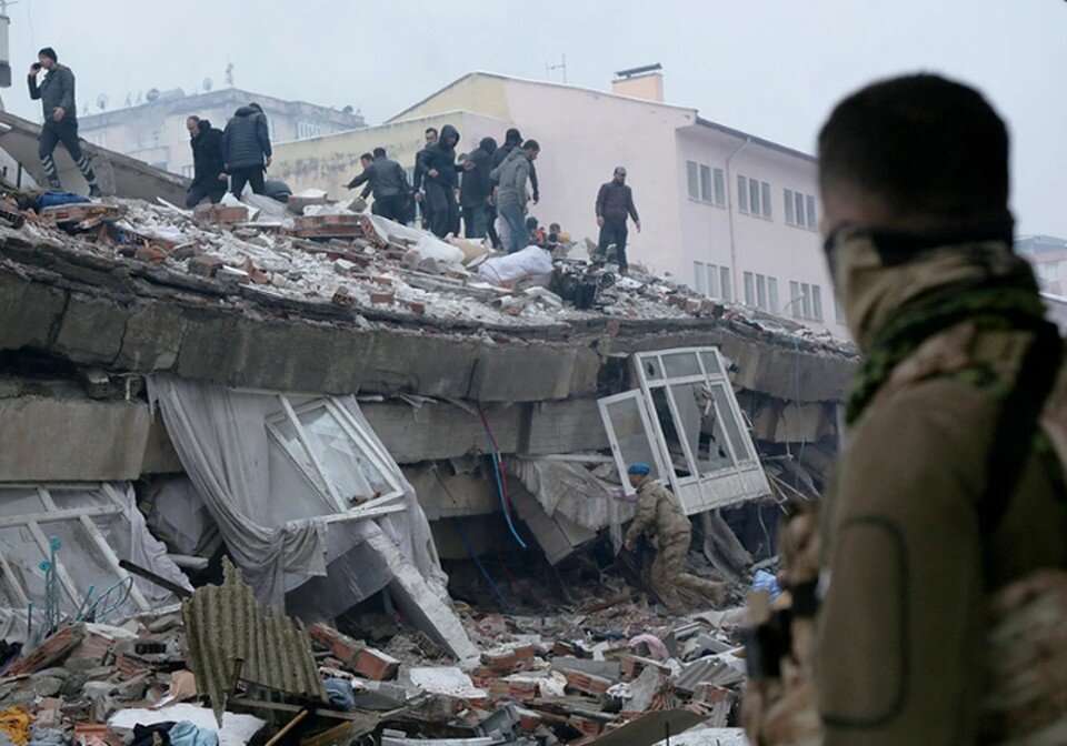     Тысячи людей погибли и остаются под завалами. Фото: Reuters