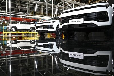    Производственная линия на Московском автомобильном заводе "Москвич" ©Рамиль Ситдиков РИА Новости