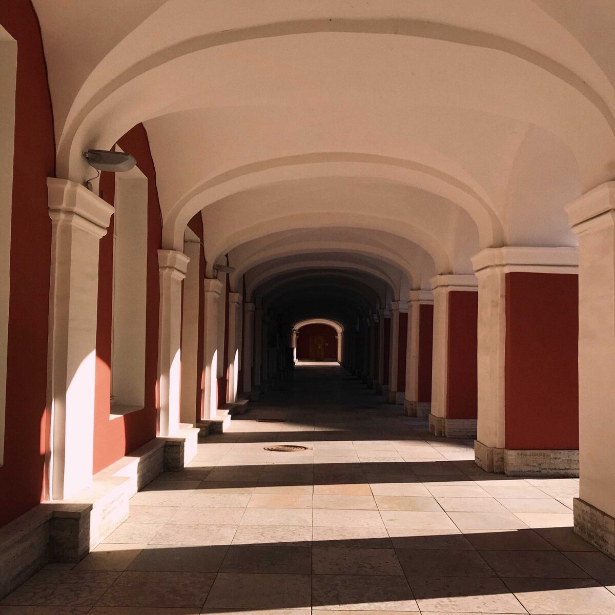 Коридор главного здания СПбГУ. Очень атмосферно.